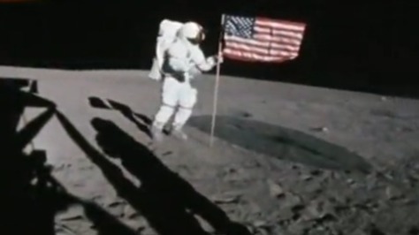 珍贵影像：美国阿波罗号登月，宇航员将美国国旗插在月球上