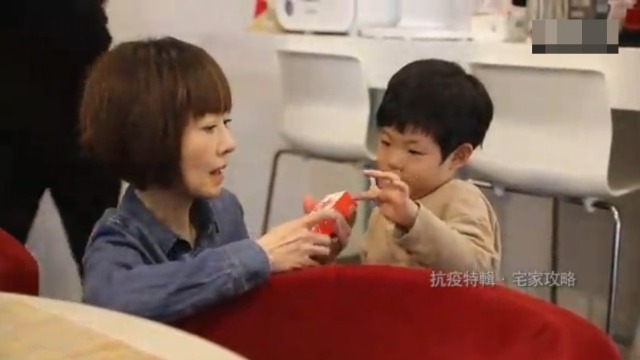 刘谦儿子强行让鲁豫称体重，刘谦与妻子乐得看戏