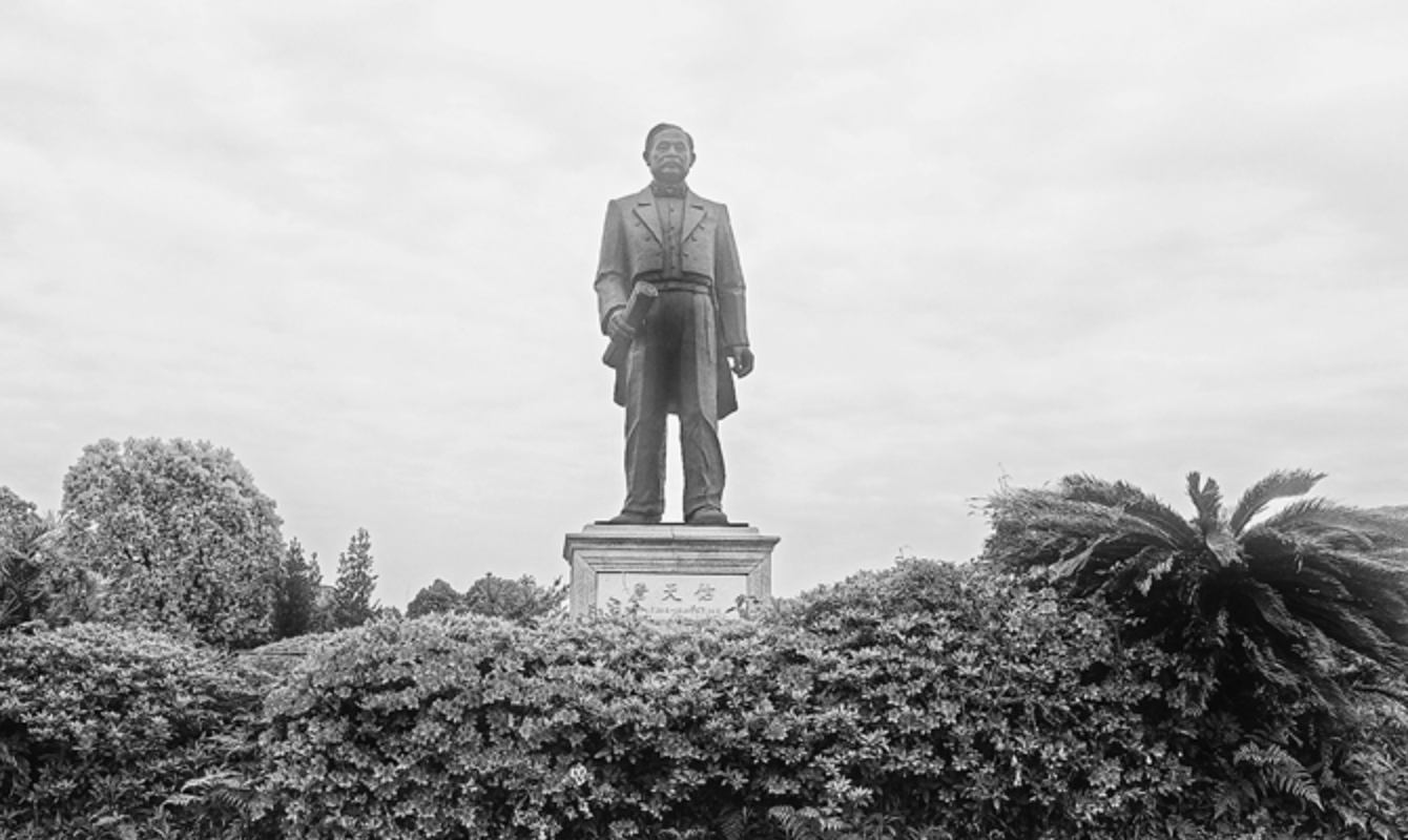 4月10日，位于景婺黄高速公路三省互通处的詹天佑铜像庄严肃穆。