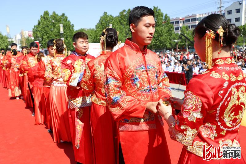 河间市2019年5月20日“零彩礼”集体婚礼现场。(资料片)