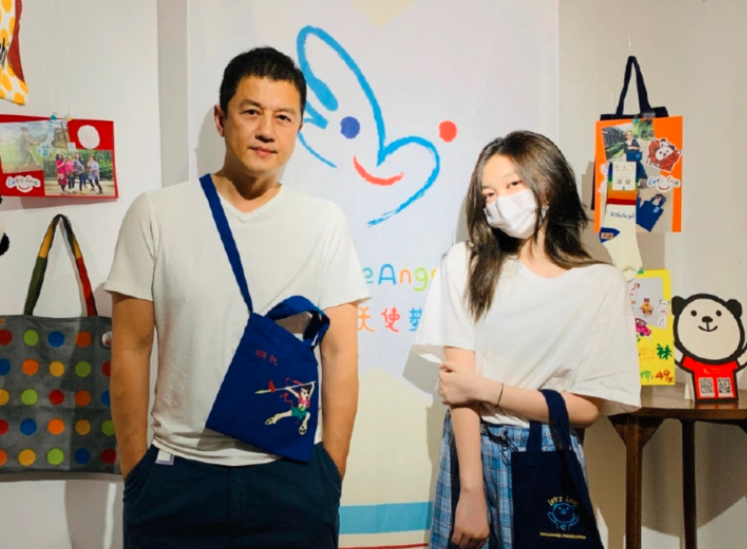 李亚鹏懒理欠债4千万，携女友开2百万豪车出街，长腿瞩目白到发光