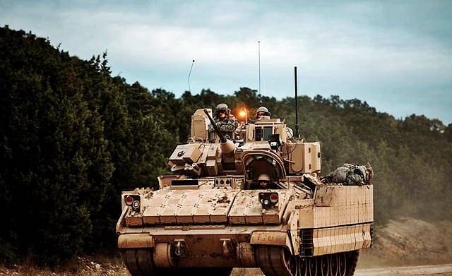 图为布莱德利m2a4步兵战车,本来还有a5,但是计划取消,美国陆军正在