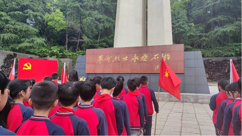 五六年级全体师生在浙江革命烈士纪念碑前，举行祭奠仪式