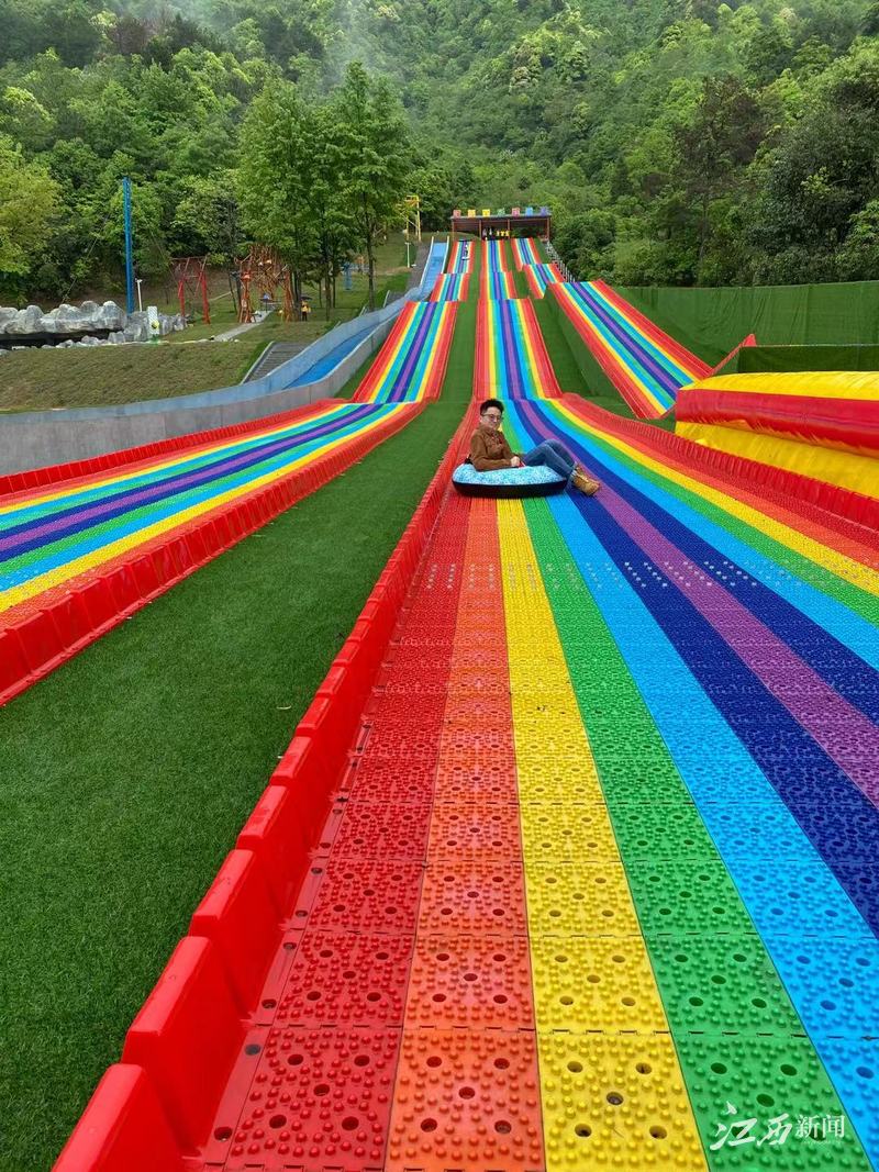 ▲乐安大华山蝶栖谷旅游区内彩虹滑道。摄影|熊家明