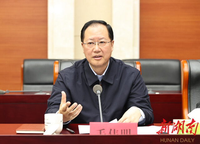 （4月21日，省委副书记、省长毛伟明在省商务厅调研并主持召开座谈会。图为毛伟明在座谈会上讲话。）