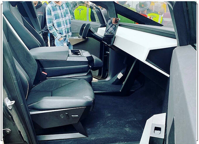 特斯拉cybertruck内饰首次曝光配飞航式方向盘