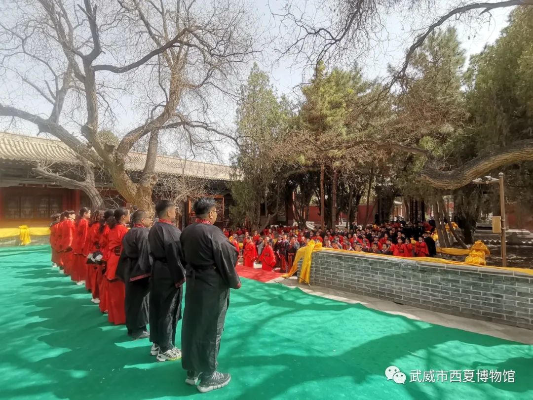 同学们向随行老师行礼