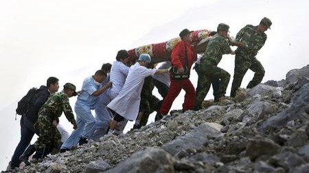 在地震来临时，张辉兵老师把生的希望留给学生