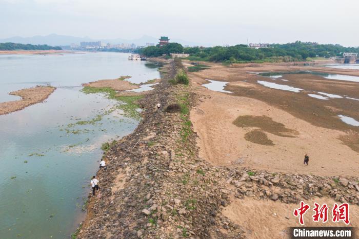 图为市民在裸露的河床沙滩上垂钓游玩。　刘力鑫 摄