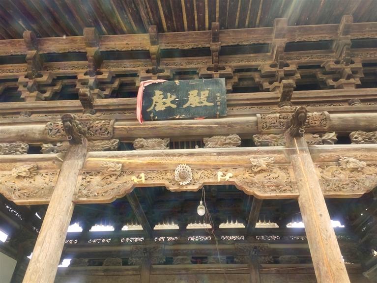 文物部门修缮古建筑 墙体中惊现清代老木雕