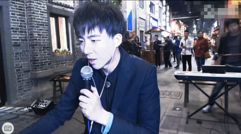 他们是在丹东安东老街的一个小角落里,在一 间驴肉店的门口直播.