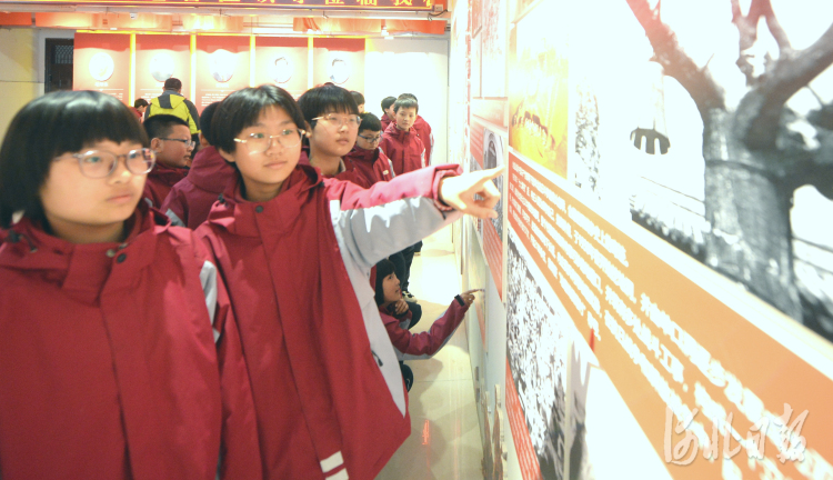 近日，鸡泽县韶泽中学学生们在红色教育展厅认真聆听党的奋斗史。河北日报记者杜柏桦摄影报道