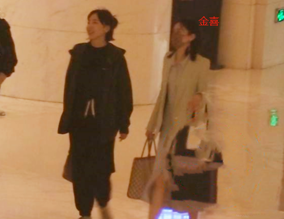 李亚鹏懒理欠债4千万，携女友开2百万豪车出街，长腿瞩目白到发光