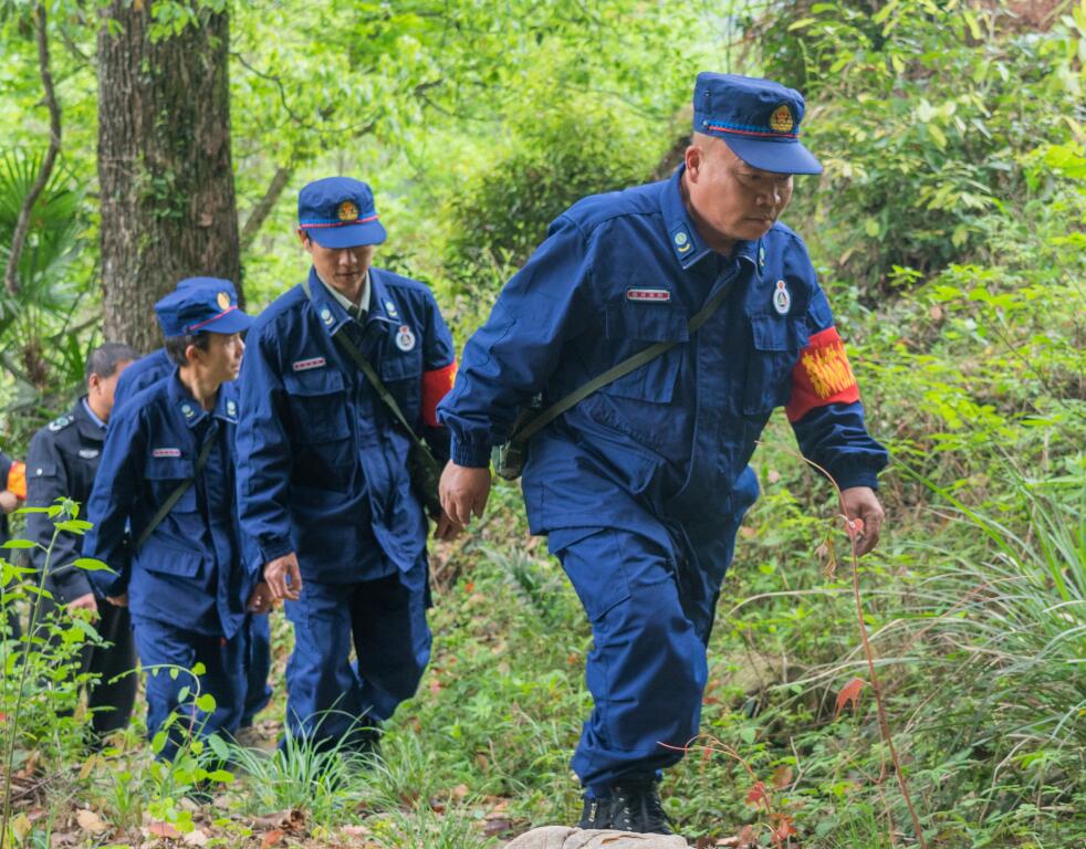 凤凰网:江西武夷山志愿者联防队:因为责任 所以坚守