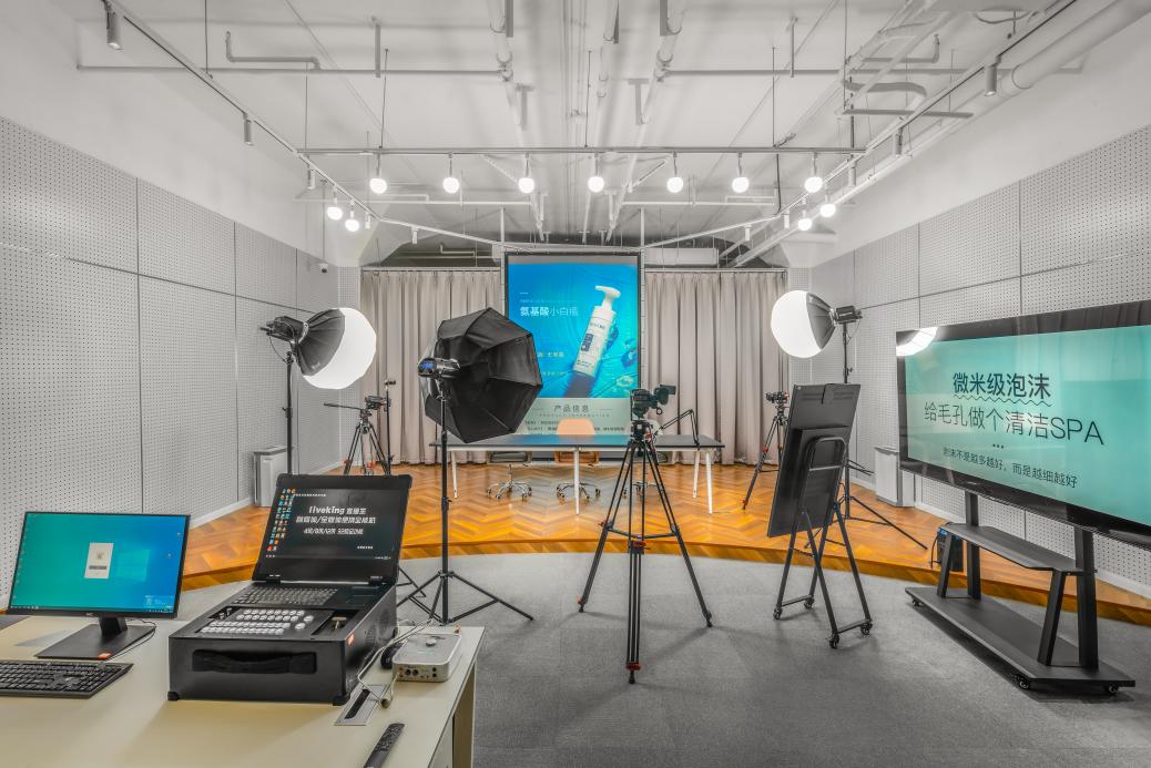 其中哆哆喵选直播基地根据不同类型消费场景共打造50 个直播间,很大