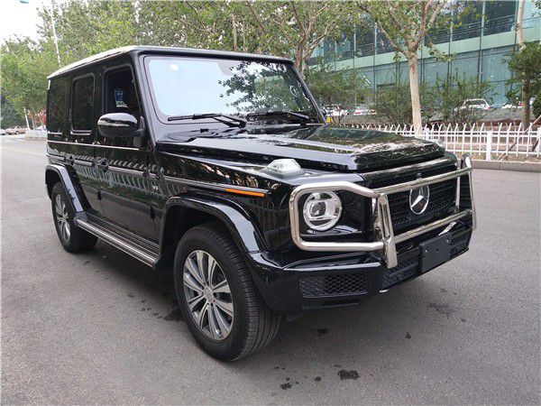 2020款奔驰g550是一部纯粹的全地形越野车,标志性的三肋镀铬格栅,复古