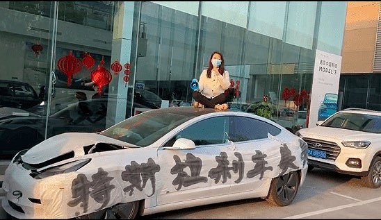 在上海车展维权的特斯拉女车主,曾在郑州坐车顶拿大喇叭维权