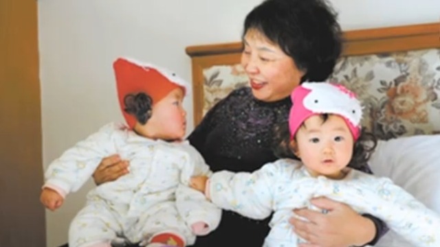 60岁失独母亲冒死生下双胞胎，生活的压力将新生命降临的喜悦冲淡