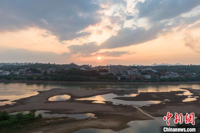 图为航拍夕阳下的赣江支流之一章江，持续的干旱少雨导致河流水位下降，大片河床沙滩裸露。　刘力鑫 摄
