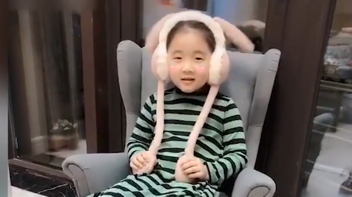 乔杉女儿小区内骑自行车，笑起来和爸爸宛如复制粘贴，性格超可爱