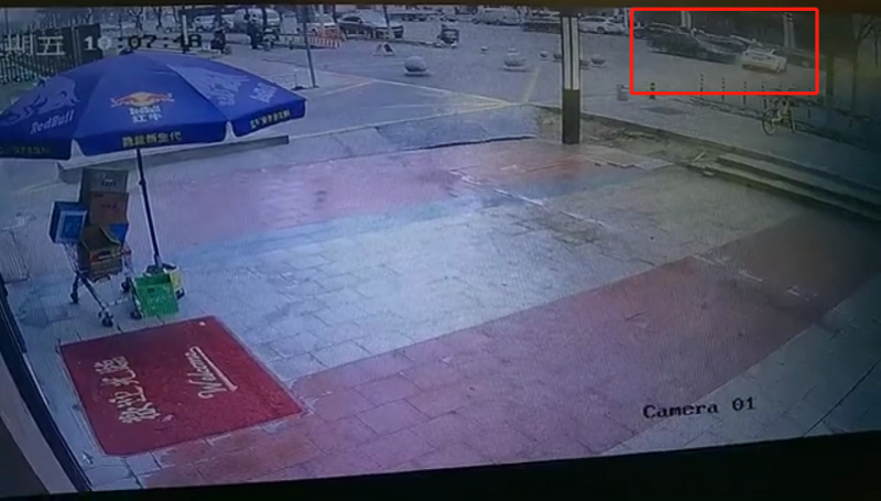 特斯拉出示的李女士剐蹭事故现场监控视频,白车为李女士的车