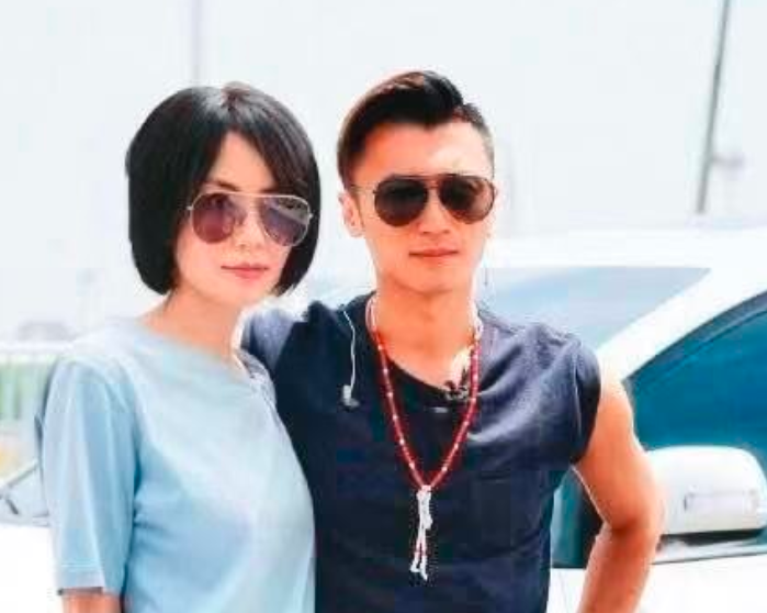 李亚鹏懒理欠债4千万，携女友开2百万豪车出街，长腿瞩目白到发光