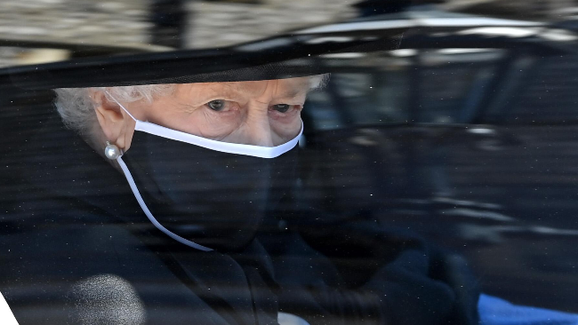英媒：菲利普亲王的葬礼上，女王眼泛泪光告别丈夫