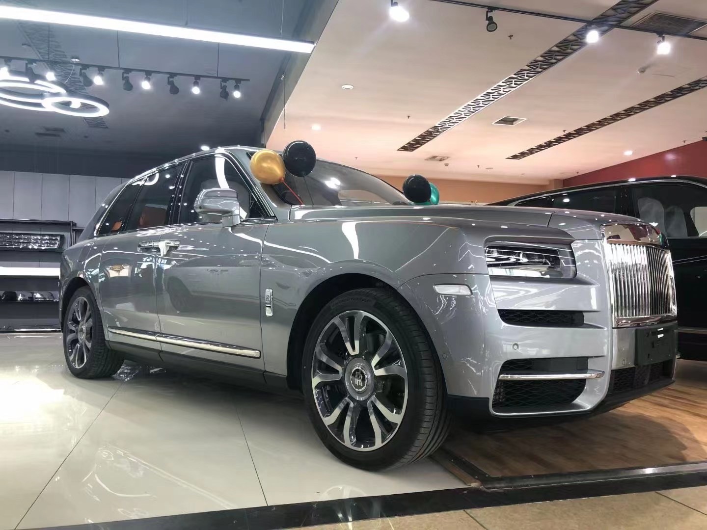 21款劳斯莱斯库里南随性而动感的气质_凤凰网汽车_凤凰网