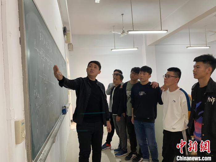 辅导员王雪松在给6位同学讲题 赵丹媚 摄