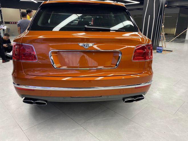 21款宾利添越火焰橙现车国六全国落户