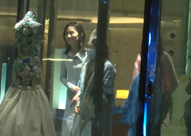 李亚鹏懒理欠债4千万，携女友开2百万豪车出街，长腿瞩目白到发光