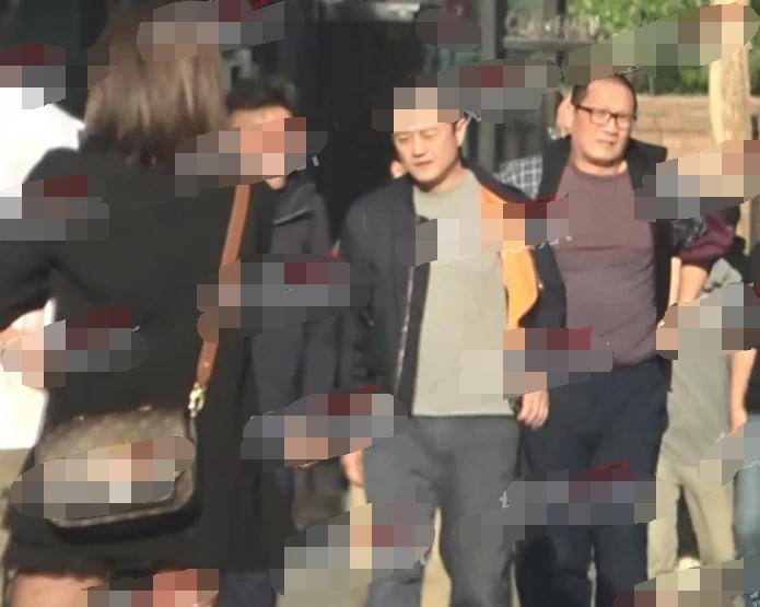 李亚鹏携女友开2百万豪车出街 海哈金喜与人热聊满脸笑容