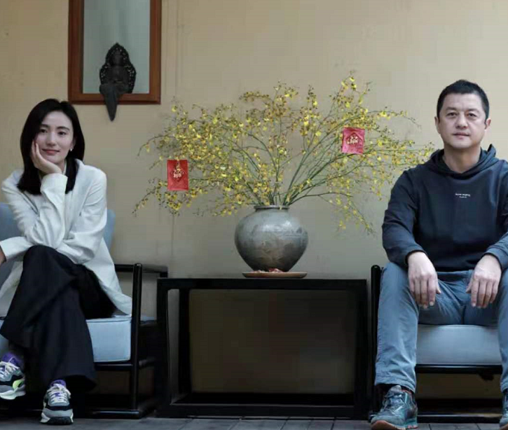 李亚鹏懒理欠债4千万，携女友开2百万豪车出街，长腿瞩目白到发光