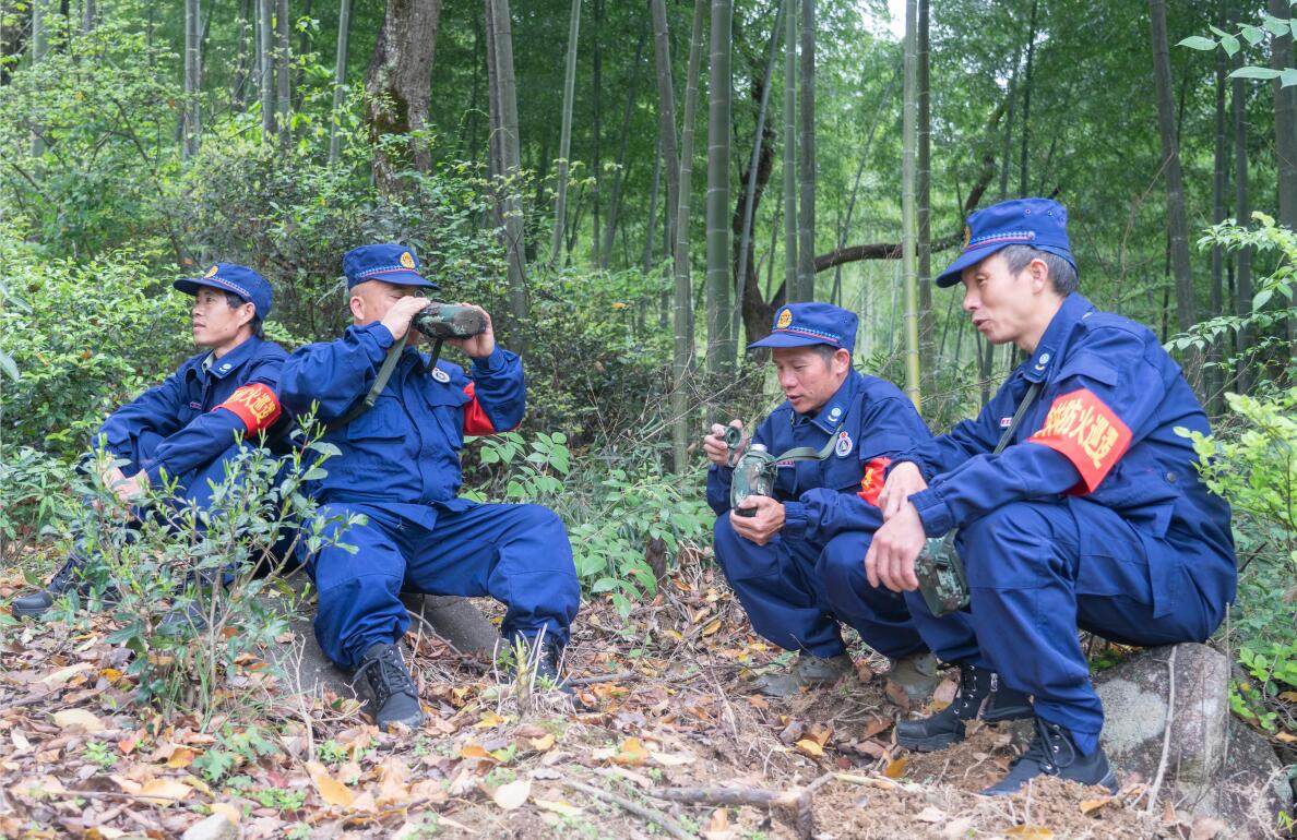 联防队员巡山时休息(徐新宇 摄)