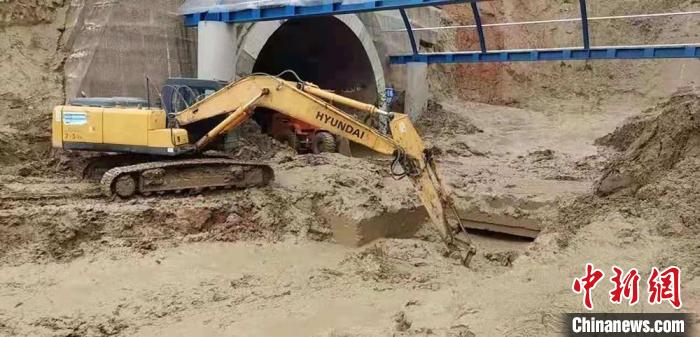 图为抢险现场。 甘肃省交通运输厅供 摄