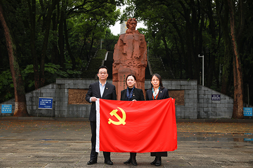 追寻红色记忆 体悟革命精神——进出口银行湖北省分行党委理论学习中心组成员赴施洋烈士陵园开展沉浸式党史学习教育