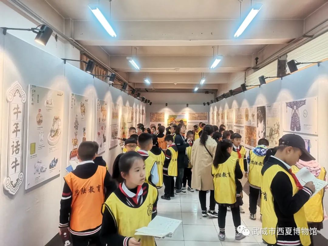 参观“牛”转乾坤——辛丑(牛年)新春生肖文物图片联展