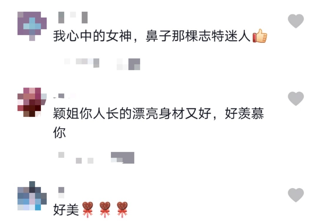 46岁曹颖近照太飒，短裙配长靴显长腿太美，豪宅金碧辉煌像宫殿