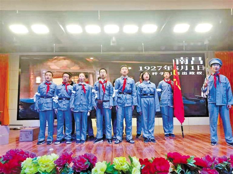学生们表演历史剧《南昌起义》