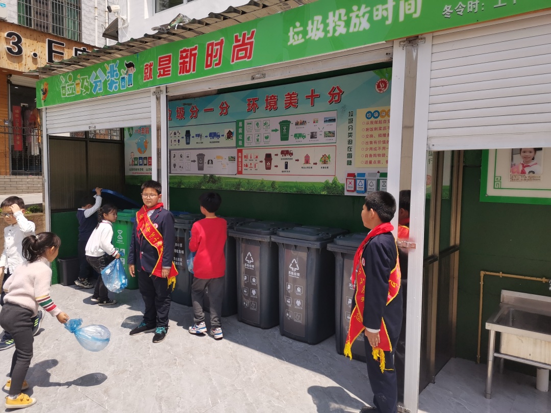滁州学院小分队赴兰天社区科普垃圾分类知识 - 大学生家园