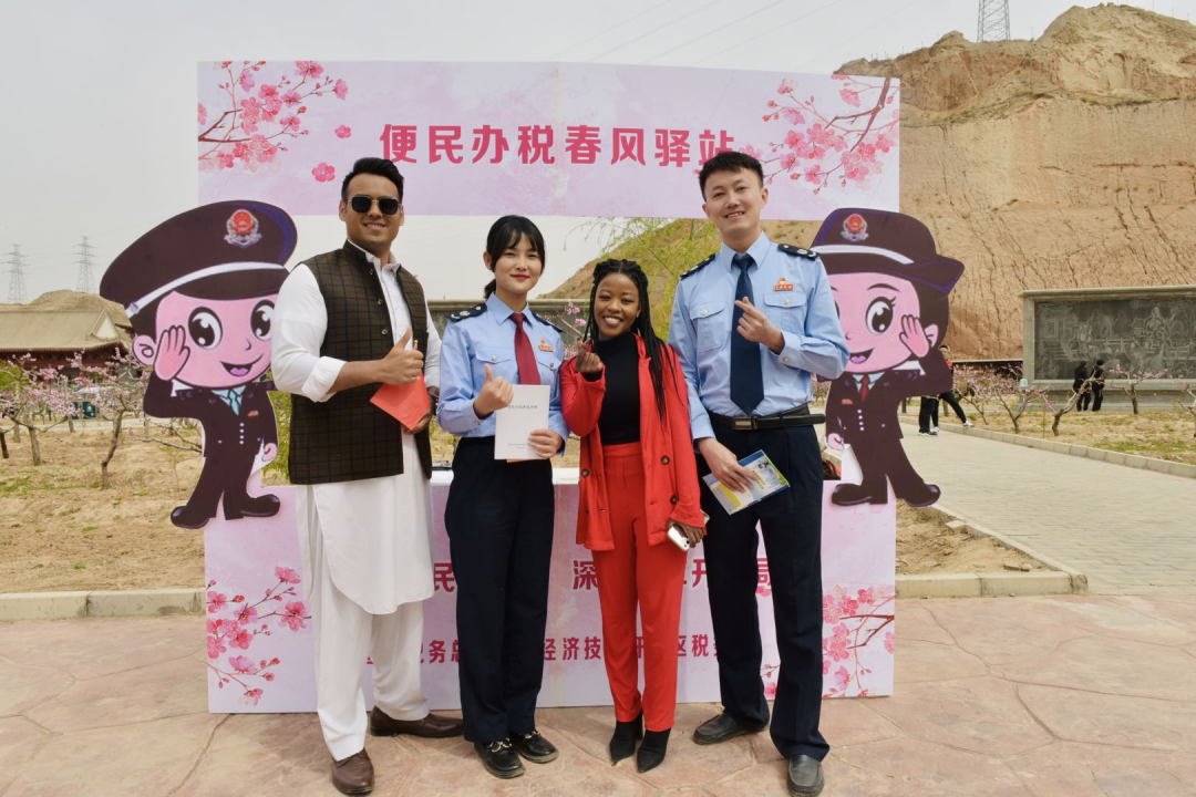 桃花红梨花白 流动“税务蓝”更添彩