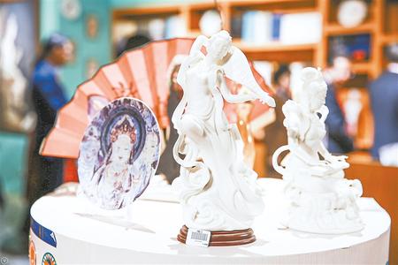 “丝路美地·敦煌”展厅展出系列文创产品