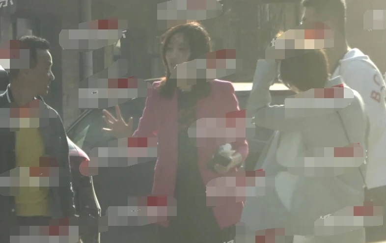 李亚鹏携女友开2百万豪车出街 海哈金喜与人热聊满脸笑容
