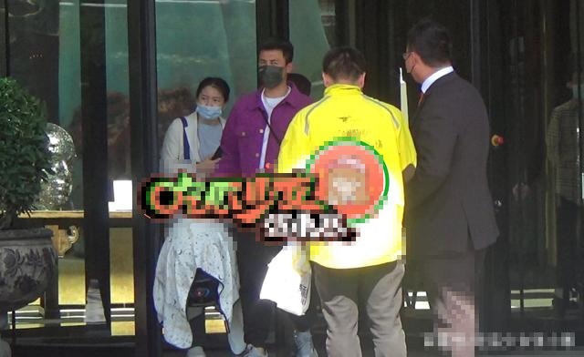准爸爸杜淳疑似得女 提婴儿篮带宝宝做检查小心翼翼