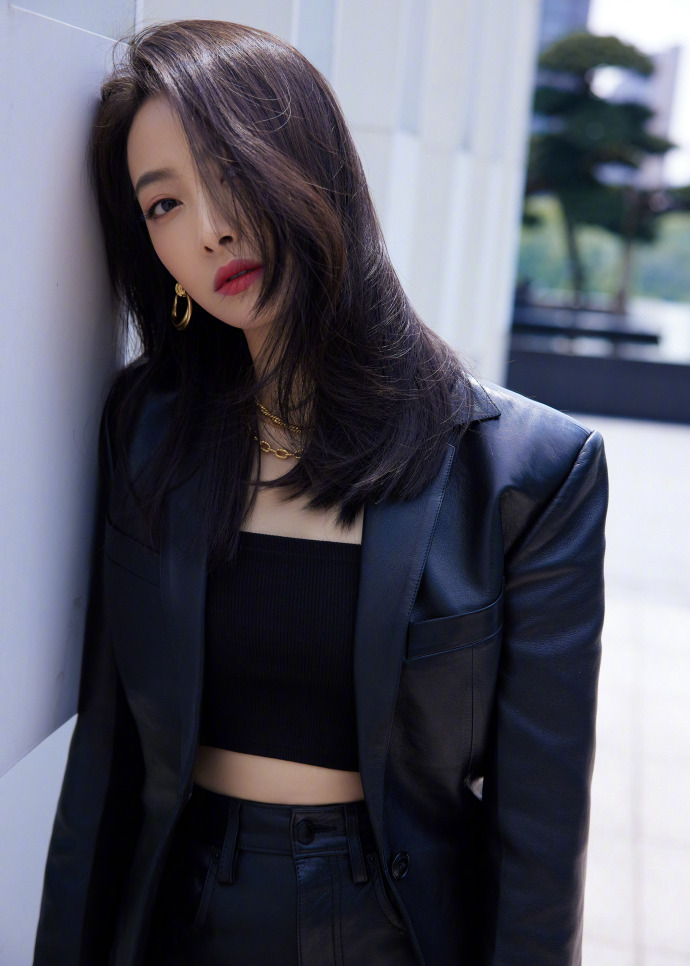 宋茜皮衣造型凌厉酷飒