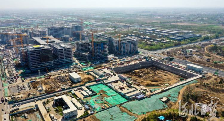 2021年4月14日,无人机航拍正在建设中的雄安城市计算(超算云)中心项目。