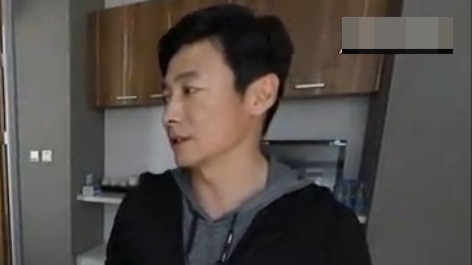 演员祖峰每天坚持写书法，剪片子前两小时也没有浪费