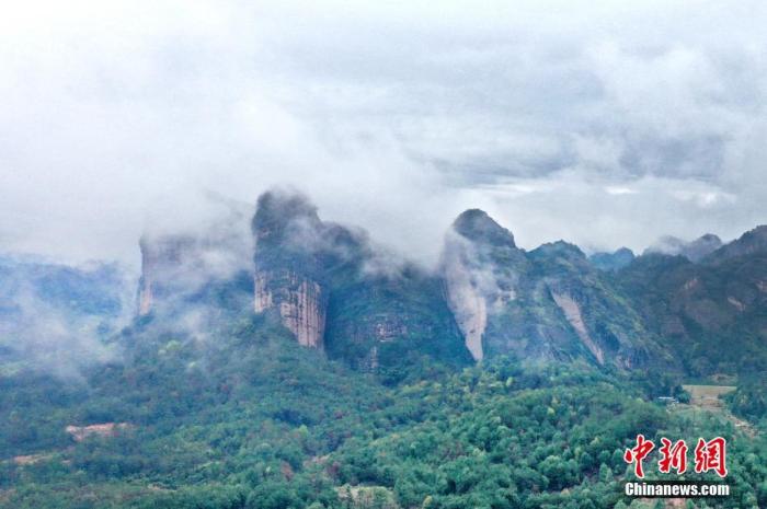 航拍雨后江西龙虎山云雾缭绕美如画。(资料图) 刘志坤 摄 摄