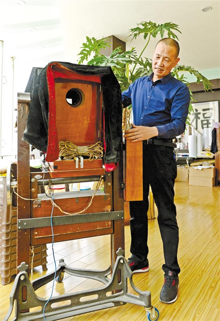 雷进存上世纪90年代使用的黑白照相机