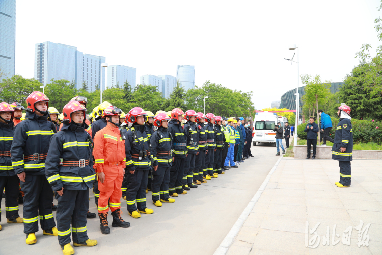 120余名消防指战员参与此次实地实装演练。通讯员岳颖珂供图